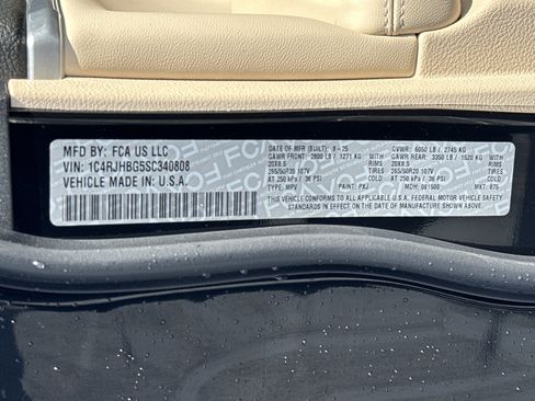 Used 2025 Jeep Grand Cherokee Limited w/ Luxury Tech Group II image 34