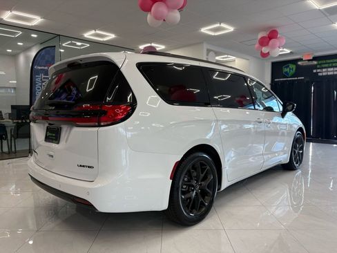 Used 2026 Chrysler Pacifica Limited w/ S Appearance Package image 12