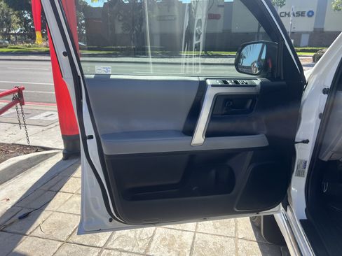 Used 2013 Toyota 4Runner SR5 w/ Convenience Pkg image 11