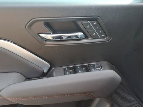 Used 2025 Chevrolet Colorado Z71 AWD/4WD image 12