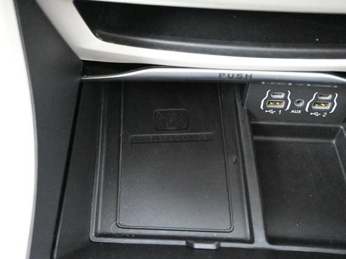 Used 2023 Chrysler Pacifica Limited FWD image 35