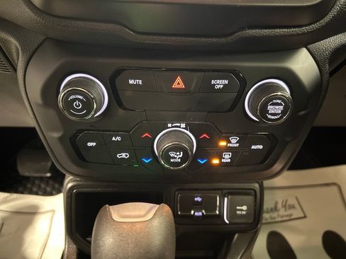 Used 2020 Jeep Renegade Latitude w/ Cold Weather Group image 18