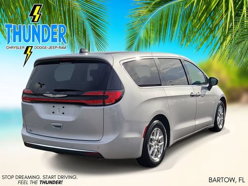 Used 2023 Chrysler Pacifica Touring-L FWD image 4