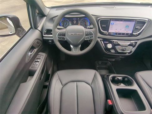 New 2026 Chrysler Pacifica Select image 20