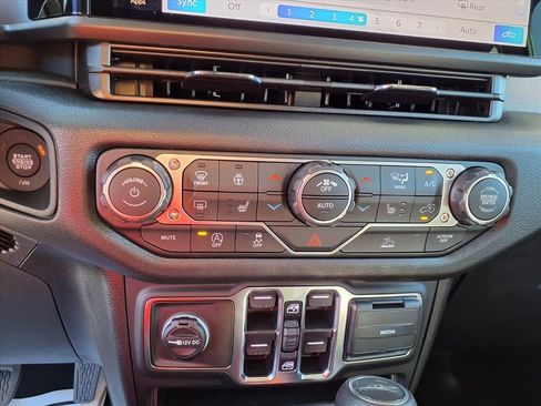 New 2025 Jeep Gladiator Sport image 17