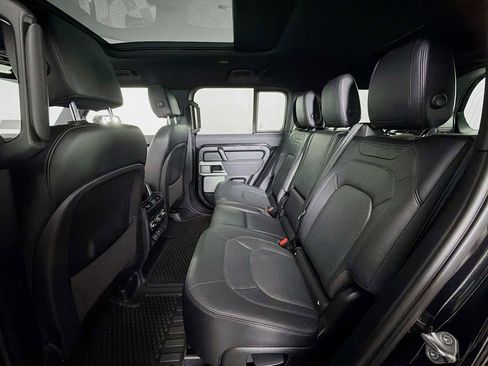 Used 2023 Land Rover Defender 130 SE image 22