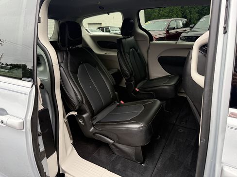 Used 2023 Chrysler Pacifica Touring-L AWD/4WD image 15