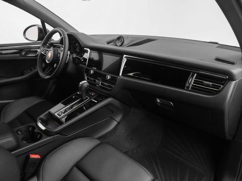 Used 2025 Porsche Macan image 19