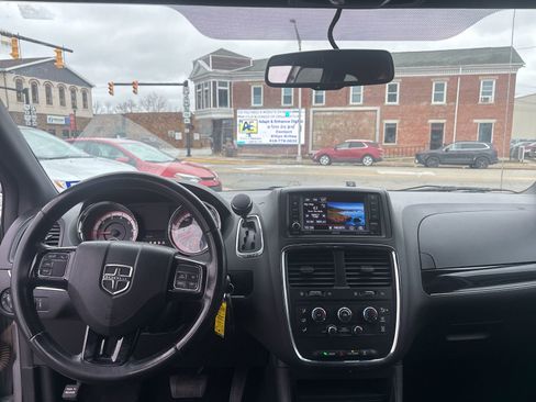 Used 2016 Dodge Grand Caravan SXT image 12