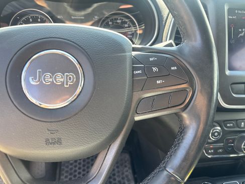 Used 2020 Jeep Cherokee Trailhawk w/ Comfort/Convenience Group AWD/4WD image 19