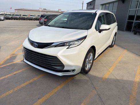 Used 2021 Toyota Sienna Limited image 3