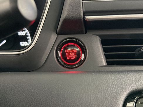 Used 2024 Honda Pilot Touring image 16