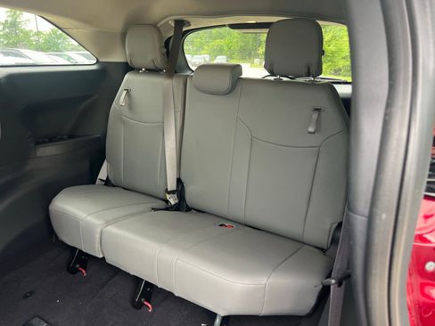 Used 2025 Toyota Sienna XLE FWD image 20