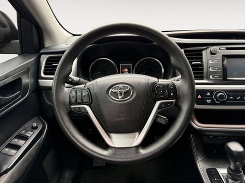 Used 2019 Toyota Highlander LE FWD image 12