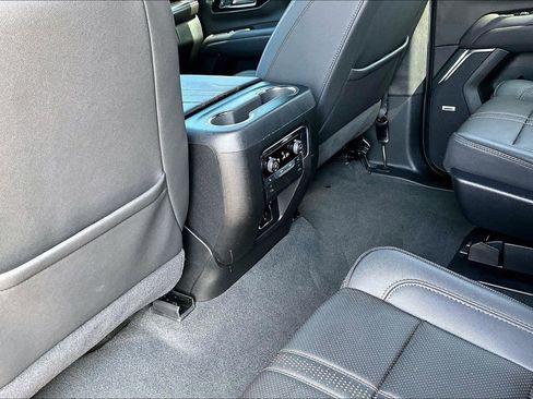 Used 2025 Chevrolet Suburban High Country RWD image 10