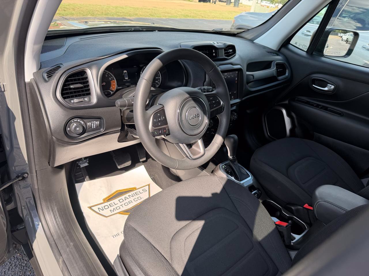 Used 2022 Jeep Renegade Latitude AWD/4WD image 12