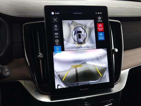 Certified 2025 Volvo XC90 B5 Plus AWD/4WD image 28