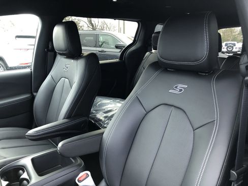 New 2026 Chrysler Pacifica Select image 23