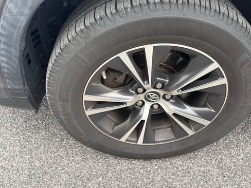 Used 2019 Toyota Highlander LE AWD/4WD image 8