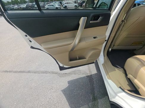 Used 2013 Toyota Highlander SE AWD/4WD image 25