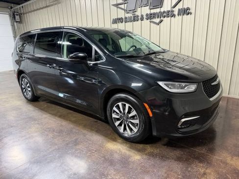 Used 2023 Chrysler Pacifica Touring-L FWD image 6