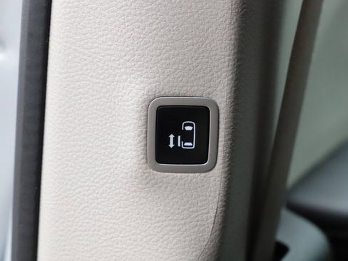 Used 2024 Chrysler Pacifica Touring-L image 22