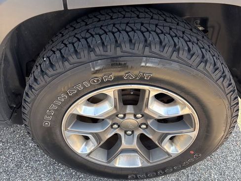 Used 2019 Jeep Cherokee Trailhawk w/ Comfort/Convenience Group AWD/4WD image 7