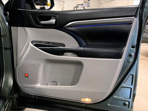 Used 2018 Toyota Highlander Limited Platinum w/ Carpet Mat Package (TMS) image 24