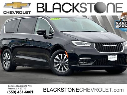 Used 2024 Chrysler Pacifica Select