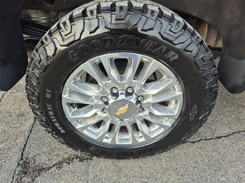 Used 2022 Chevrolet Silverado 2500 High Country w/ Z71 Off-Road Package image 17