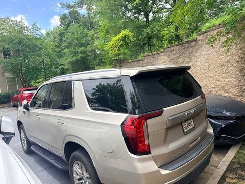 Used 2023 GMC Yukon SLT w/ SLT Premium Package AWD/4WD image 2