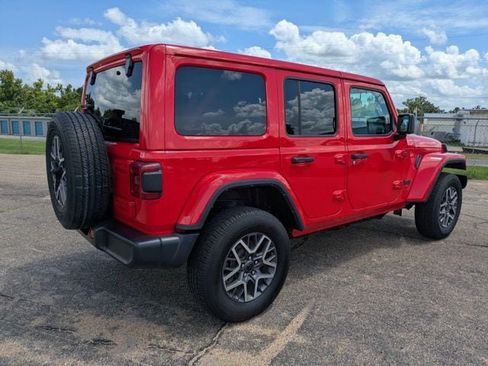 Used 2025 Jeep Wrangler Unlimited Sahara AWD/4WD image 4