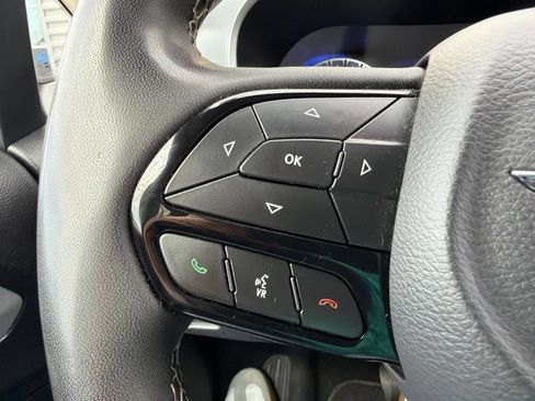 Used 2023 Chrysler Pacifica Touring FWD image 33