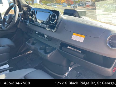 Used 2025 Mercedes-Benz Sprinter 2500 image 18