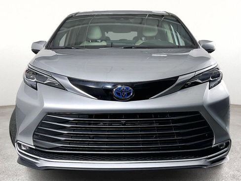 Used 2025 Toyota Sienna Platinum AWD/4WD image 5