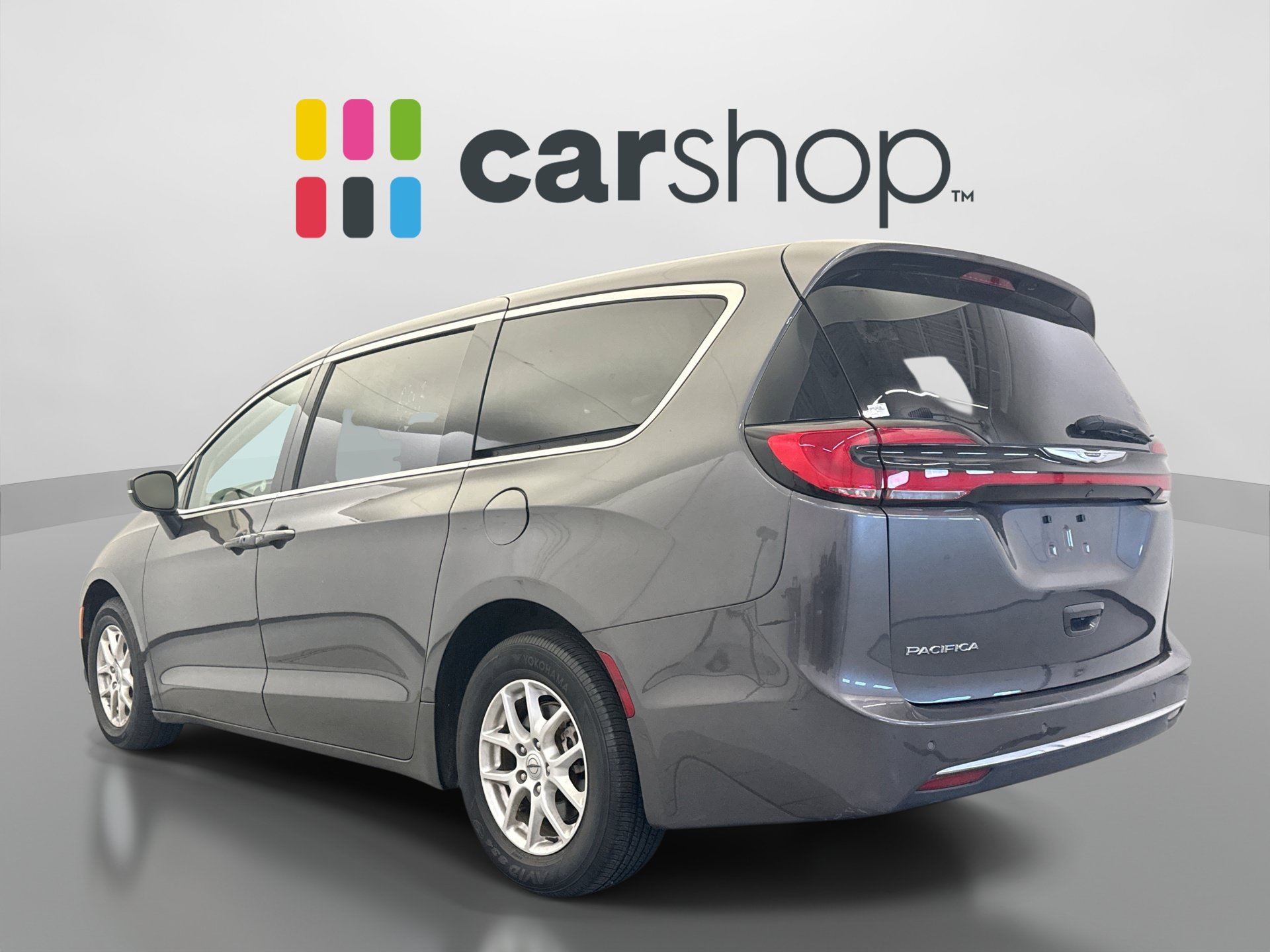 Used 2023 Chrysler Pacifica Touring-L FWD image 3