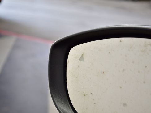 Used 2023 Chrysler Pacifica Touring-L FWD image 17