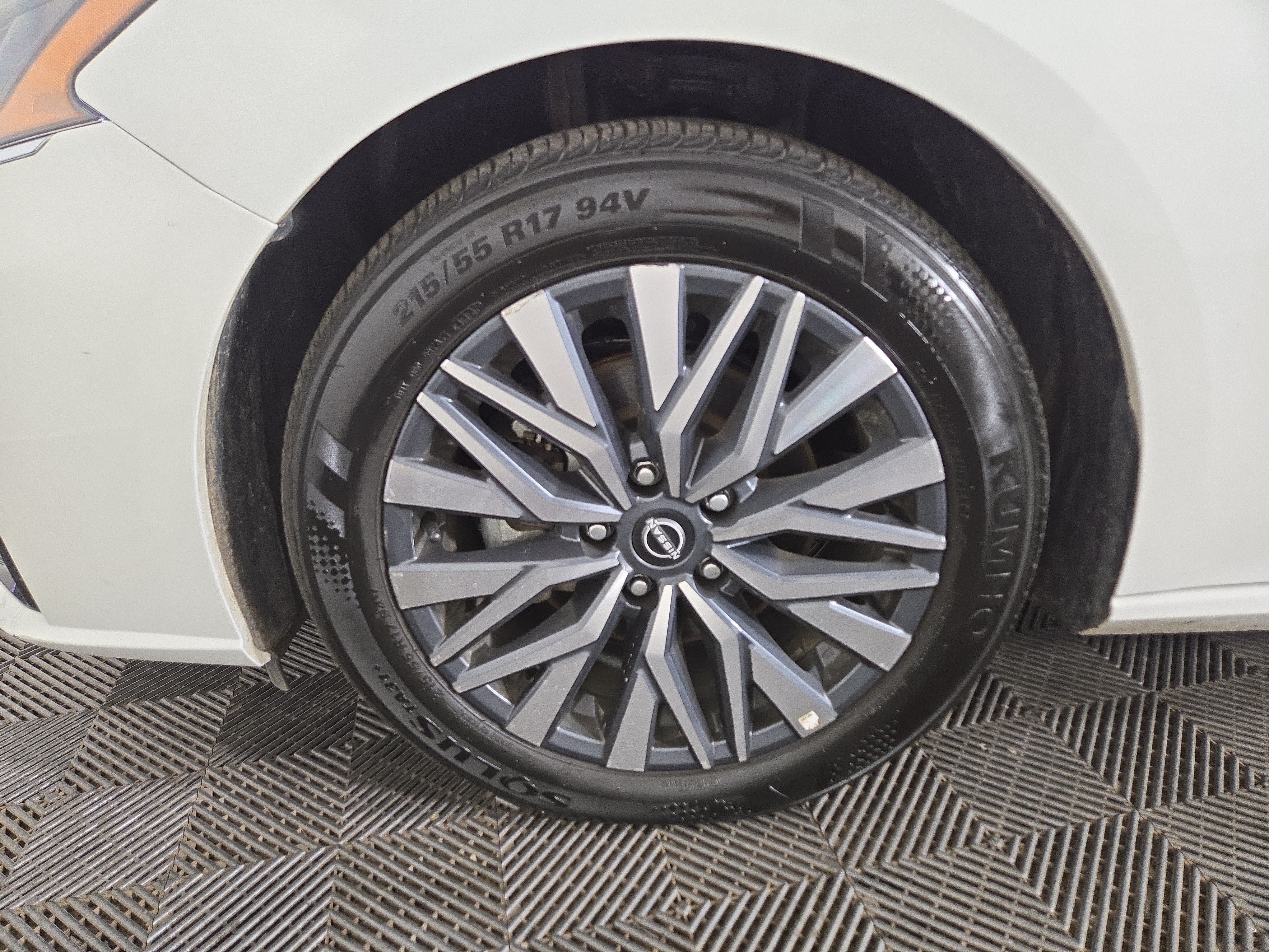 Used 2025 Nissan Altima 2.5 SV FWD image 32