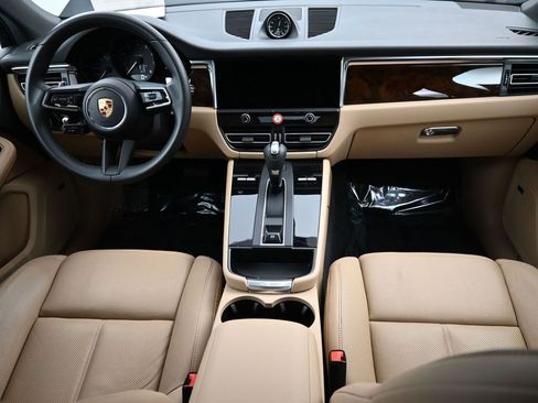 Certified 2022 Porsche Macan image 6