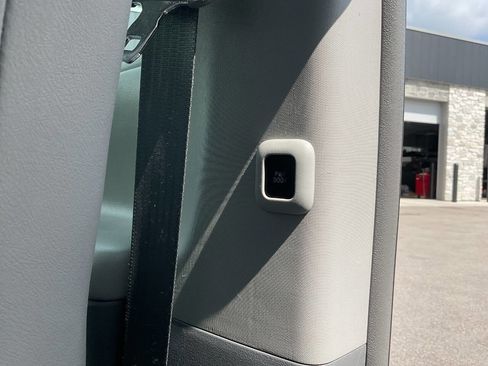 Used 2012 Toyota Sienna XLE FWD image 40