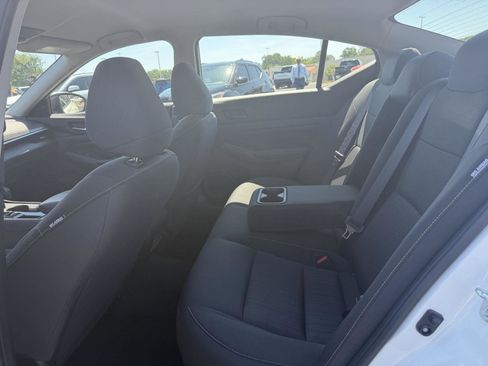 Used 2025 Nissan Altima 2.5 SV FWD image 14