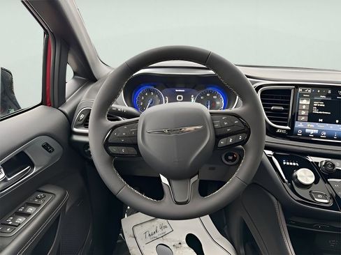 New 2026 Chrysler Pacifica Limited w/ Uconnect Theater Family Group image 17