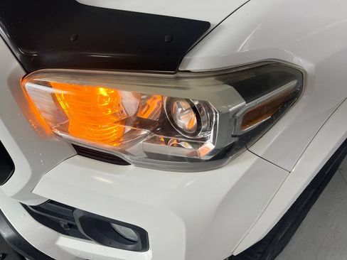 Used 2016 Toyota Tacoma SR5 AWD/4WD image 13