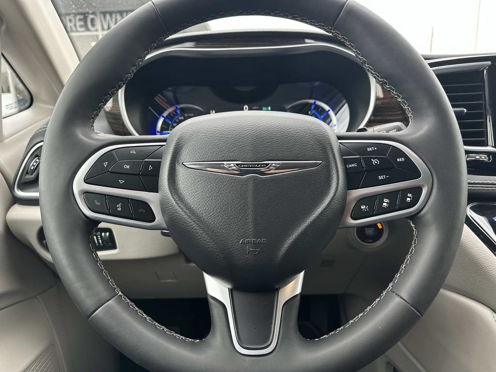 Used 2023 Chrysler Pacifica Limited FWD image 22