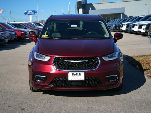 Used 2022 Chrysler Pacifica Touring-L image 3