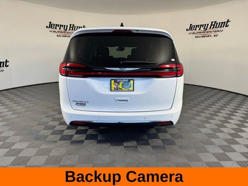Used 2023 Chrysler Pacifica Touring-L image 8
