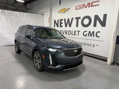 Used 2021 Cadillac XT6 Premium Luxury FWD image 2