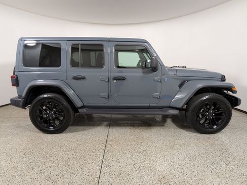 Used 2025 Jeep Wrangler Sahara image 8