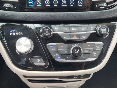 Used 2019 Chrysler Pacifica Touring-L w/ Advanced Safetytec Group FWD image 15