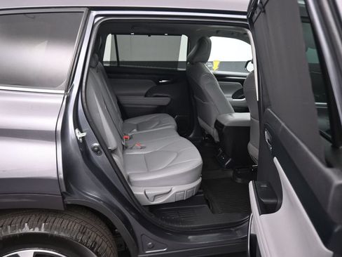 Used 2021 Toyota Highlander XLE AWD/4WD image 49